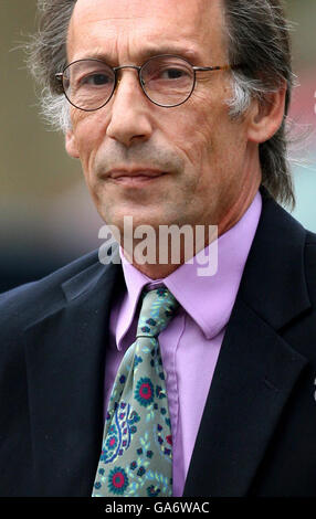 L'attore e scrittore di commedia Chris Langham arriva a Maidstone Crown Court a Kent. Foto Stock