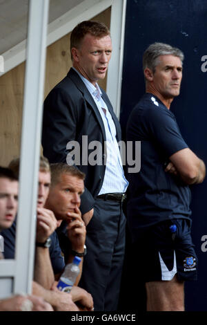 Il manager di Everton David Moyes (al centro) in contatto con il suo staff di coaching, durante la partita. Foto Stock