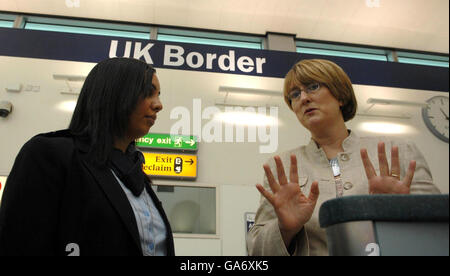 Il Segretario britannico per l'interno Jacqui Smith ha visitato l'aeroporto di Heathrow per osservare i severi controlli sull'immigrazione in atto. Foto Stock