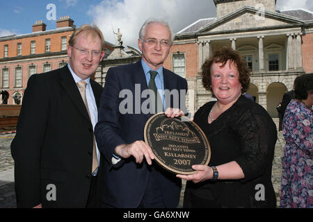 Da sinistra a destra, l'amministratore delegato di SuperValue Donal Horgan, il ministro dell'ambiente John Gormley e la presidente di Killarney Tidy Town Comtte, Yvonne Quill, che ha accettato una targa mentre Killarney ha vinto il premio per la città meglio conservata nella St Patrick's Hall, nel castello di Dublino. Foto Stock