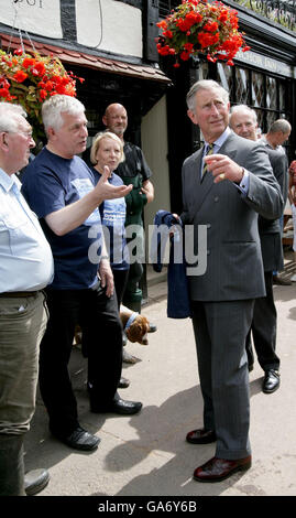 Il Principe di Galles incontra i residenti locali durante una visita a Upton-upon-Severn nel Gloucestershire, che è stato gravemente colpito dalle recenti inondazioni. PREMERE ASSOCIAZIONE foto. Data foto: Venerdì 27 luglio 2007. Il Principe di Galles ha incontrato le vittime delle recenti inondazioni in una delle città più colpite oggi. Il principe e la duchessa di Cornovaglia incontrarono uomini d'affari e membri del pubblico a Upton-upon-Severn, Worcestershire, che era completamente circondato da acqua al culmine delle inondazioni. Scopri le tempeste METEOROLOGICHE della storia dell'Pennsylvania. Il credito fotografico dovrebbe essere: Anthony Devlin/PA Foto Stock