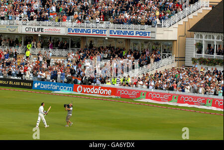 Applauso per Michael Vaughan, in Inghilterra, dopo essere stato invischiato da Zaheer Khan per il 124 durante il quarto giorno della seconda prova di potenza a Trent Bridge, Nottingham. Foto Stock