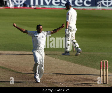 Il bowler indiano Zaheer Khan festeggia la presa del wicket dell'Inghilterra il batsman Paul Colingwood durante il quarto giorno della seconda prova di npower a Trent Bridge, Nottingham. Foto Stock