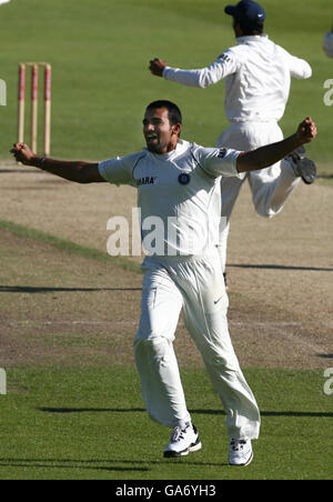 Il bowler indiano Zaheer Khan festeggia la presa del wicket dell'Inghilterra il batsman Paul Colingwood durante il quarto giorno della seconda prova di npower a Trent Bridge, Nottingham. Foto Stock