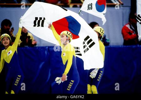 Kim so-Hee della Corea del Sud (l-r), Chun Lee-Kyung e ha vinto Hyekyung festeggia la vittoria della medaglia d'oro nella pista corta femminile 3000m Speed Skating Foto Stock