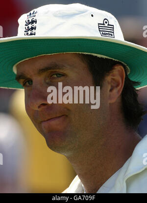 Il capitano inglese Michael Vaughan mostra la sua deiezione quando l'India vince il quinto giorno della seconda prova di potenza a Trent Bridge, Nottingham. Foto Stock