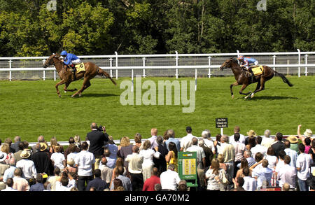 Rio De la Plata guidato da Frankie Dettori si allontana dall'isola di Lizard guidata da Johnny Murtagh per vincere le Veuve Clicquot vintage Stakes all'ippodromo di Goodwood. Foto Stock