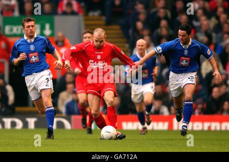 Danny Murphy di Liverpool combatte con Geoff Horsfield di Birmingham (L) E Jerry Gill (R) Foto Stock