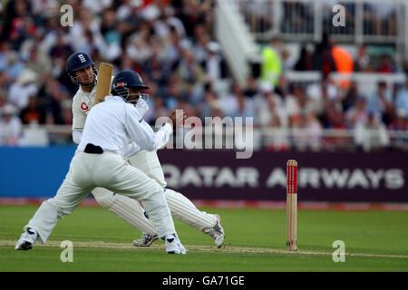 Michael Vaughan in Inghilterra in azione contro l'India durante il secondo test Npower a Trent Bridge, Nottingham. Foto Stock