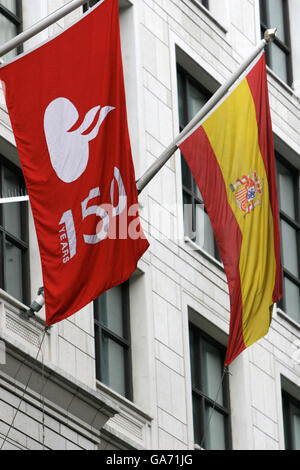 Vista di una bandiera con il logo Santander fuori dalla Santander House nel centro di Londra. Foto Stock