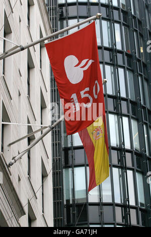 Vista di una bandiera con il logo Santander fuori dalla Santander House nel centro di Londra. Foto Stock