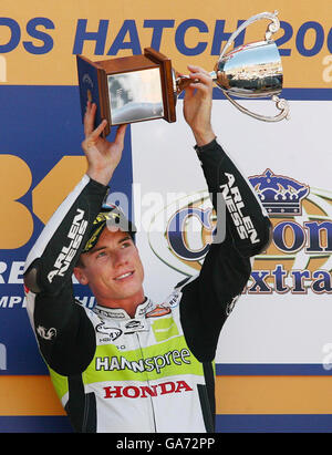 James Toseland, Gran Bretagna, celebra la vittoria nella gara di gara del campionato mondiale SBK Superbike al Brands Hatch Circuit, Kent. Foto Stock