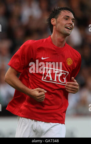 Chris Eagles di Mancherster United celebra il suo obiettivo durante la partita amichevole a East End Park, Dunfermline, Fife. Foto Stock