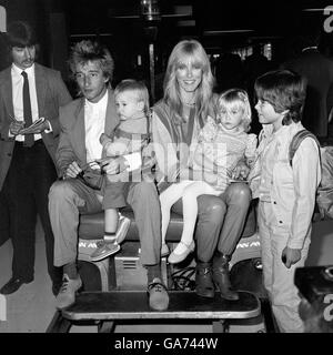 La cantante pop Rod Stewart arriva da Los Angeles con sua moglie Alana e i figli Sean, 18 mesi (a sinistra), Kimberly, Three e Ashley, Six (figlio di Alana dal suo primo matrimonio). Foto Stock