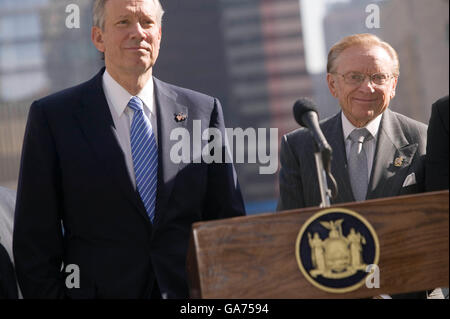 27 Aprile 2006 - New York City, NY - New York Stato governatore George Pataki (L) e lo sviluppatore Larry Silverstein attendere per parlare dur Foto Stock