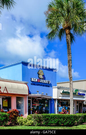 Un colorato Ben & Jerry's shop, pace amore & Ice Cream store con altre vetrine del negozio su San Armand's Circle di Sarasota, FL Foto Stock