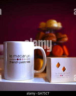 Con il marchio di una tazza di caffè per 'Le Macaron' pasticceria francese shop & confezione regalo sul display al shop su San Armand's Circle di Sarasota, FL Foto Stock