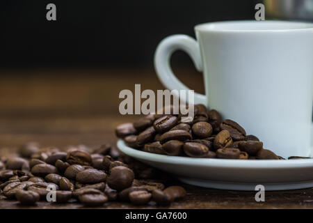 Piccoli caffè espresso in tazzina sul tavolo di legno Foto Stock
