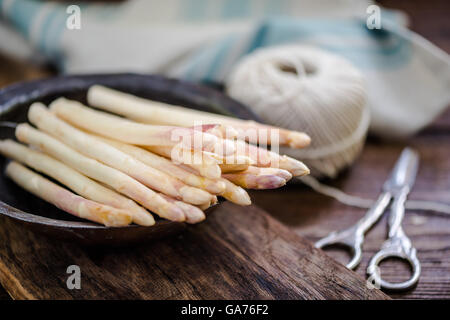 Asparagi bianchi in stile rustico ciotola sul tavolo di legno Foto Stock