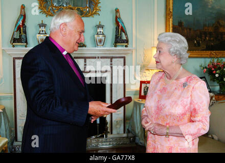 La Regina Elisabetta II della Gran Bretagna riceve oggi Lord Eames, che ha investito con le insegne di un membro dell'Ordine del merito, nella Sala dell'udienza privata, Buckingham Palace. Foto Stock