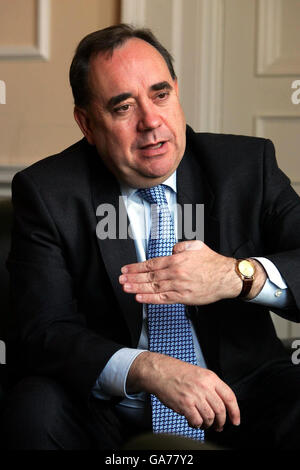 Il primo ministro scozzese Alex Salmond ha raffigurato nei suoi uffici a Whitehall, Londra. Foto Stock