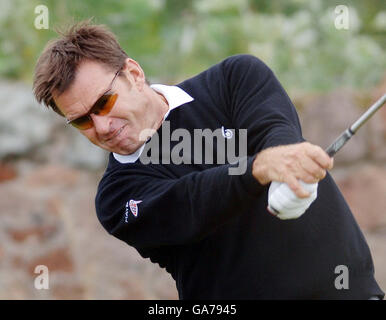 Nick Faldo in Inghilterra si tee al 2° posto durante il Campionato britannico Senior Open, Muirfield, East Lothian, Scozia. Foto Stock