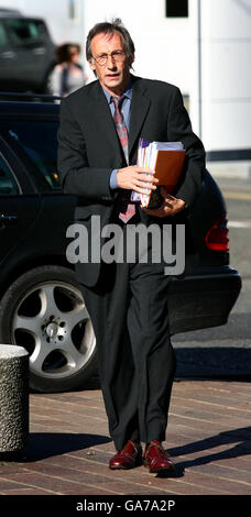 L'attore e scrittore di commedia Chris Langham arriva a Maidstone Crown Court a Kent. Foto Stock