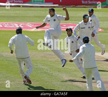 Zaheer Khan in India festeggia il lancio del cazzo di Alastair Cook, il battesman inglese, durante il quarto giorno della seconda prova di potenza a Trent Bridge, Nottingham. Foto Stock