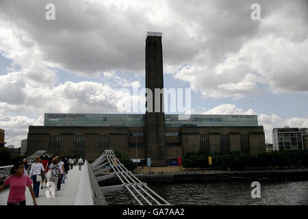 Vista generale di Tate Modern dal Millennium Bridge, nel centro di Londra. Foto Stock