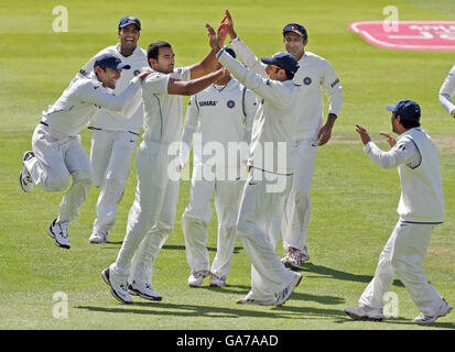 Il bowler indiano Zaheer Khan celebra la presa del wicket dell'Inghilterra del battitore Alastair Cook durante il quarto giorno della seconda prova di npower a Trent Bridge, Nottingham. Foto Stock