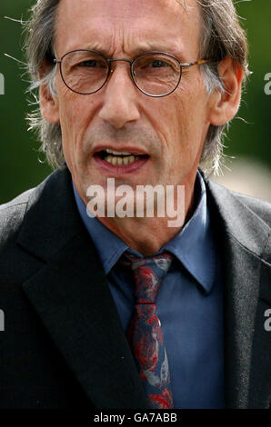 L'attore e scrittore di commedia Chris Langham arriva a Maidstone Crown Court a Kent. Foto Stock