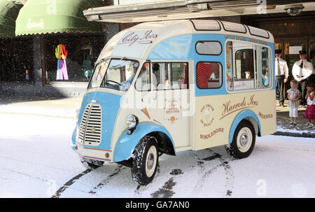 Babbo Natale arriva in un pulmino gelato degli anni '50 per aprire Christmas World a Harrods, Londra. Foto Stock