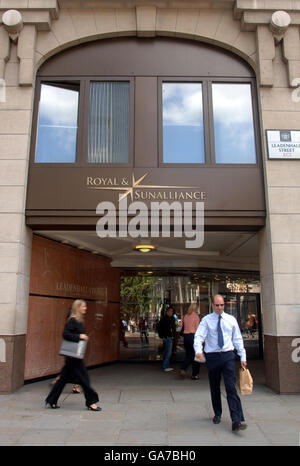 Vista dettagliata del segno fuori più di assicuratore Royal e Sun Alliance (R&SA) su Leadenhall Street, nella città di Londra, dopo che la società ha annunciato che ha intenzione di tagliare 700 posti di lavoro, tra cui una stima di 500 posizioni nel Regno Unito. Foto Stock