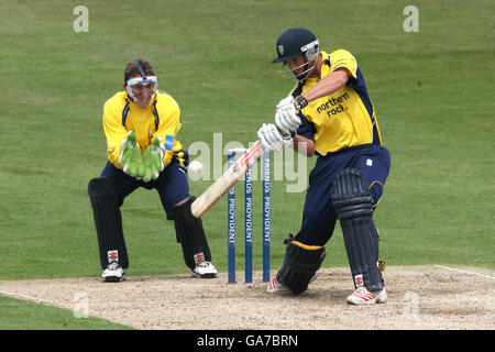 Cricket - Friends Provident Trophy - North Conference - Yorkshire v Durham - Headingley. Dale Benkenstein di Durham in azione Foto Stock