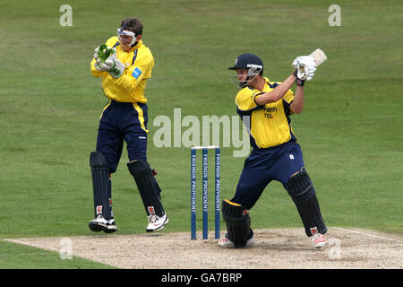 Cricket - Friends Provident Trophy - North Conference - Yorkshire v Durham - Headingley. Dale Benkenstein di Durham in azione Foto Stock