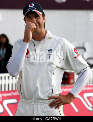 Cricket - Npower terzo Test - Inghilterra / India - Day Five - The Brit Oval. Il capitano inglese Michael Vaughan mostra il suo rifiuto durante la quinta giornata del Third npower Test match al Brit Oval di Kennington, Londra. Foto Stock