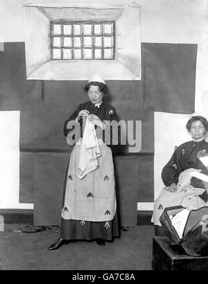 Uno dei fondatori del movimento britannico suffragette Emmeline Pankhurst (a destra) è visto in costume di prigione insieme a sua figlia Christabel. Foto Stock