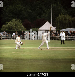 Cricket - County Cricket Essex / Kent - Romford. Colin Cowdrey, il capitano del cricket Kent e Inghilterra, battendo per Kent contro l'Essex a Romford Foto Stock