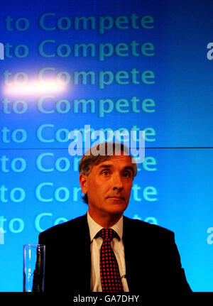 Il deputato John Redwood si occupa del Cancelliere ombra dello scacchiere, George Osborne, commenta il rapporto del gruppo sulla politica di competitività economica. Foto Stock