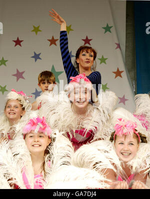 Musicisti del musical 'Billy Elliot', tra cui Travis Yates, di 14 anni, che suona Billy sul palco, e le Billy Elliot Ballet Girls all'annuale Kids Week nel West End, che celebra il teatro londinese, a Covent Garden nel centro di Londra. Foto Stock