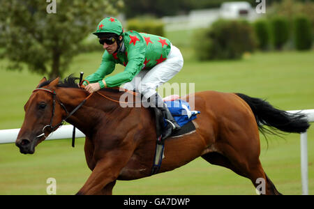 La fiducia reale guidata da Michael Hills conduce la Grande Notte Giù sotto Maiden Stakes corsa Foto Stock