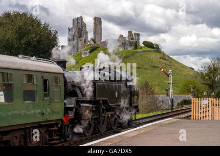 Locomotiva arrivati alla stazione di Corfe Foto Stock