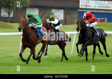 La fiducia reale guidata da Michael Hills conduce la Grande Notte Giù sotto Maiden Stakes corsa Foto Stock