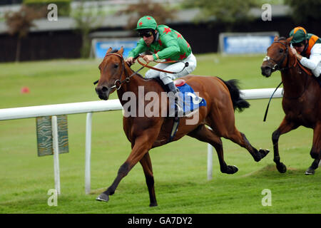 La fiducia reale guidata da Michael Hills conduce la Grande Notte Giù sotto Maiden Stakes corsa Foto Stock