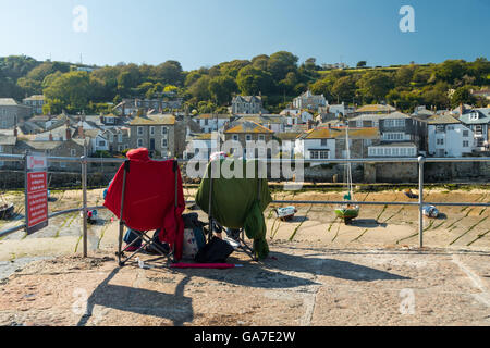 Paio di posti a sedere presso mousehole in Cornovaglia Foto Stock