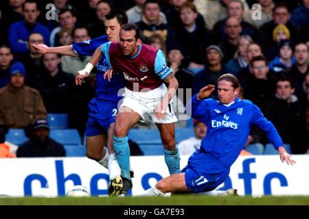 Paolo di Canio di West Ham United si allontana da Chelsea's. John Terry ed Emmanuel Petit Foto Stock