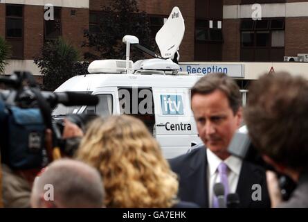 SIS link van sullo sfondo come David Cameron è intervistato al Sandwell Hospital. Foto Stock