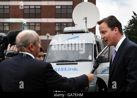 SIS link van sullo sfondo come David Cameron è intervistato al Sandwell Hospital. Foto Stock