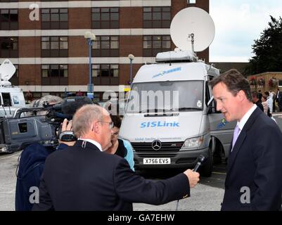 SIS link van sullo sfondo come David Cameron è intervistato al Sandwell Hospital. Foto Stock