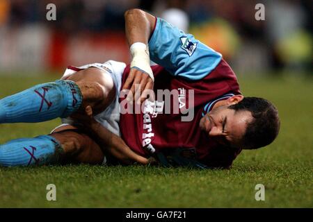 Paolo di Canio di West Ham United si trova a terra Ferito durante il gioco con Chelsea Foto Stock